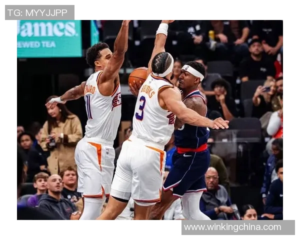 震撼全场！莱昂纳德在比赛中遭遇瓦尔戈强行切球